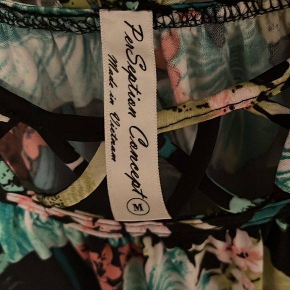 Per Seption Concept- Cut out shoulder tank top, open criss cross, floral, Size M - Picture 3 of 5